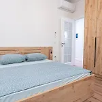 Cane Apartment Emerald